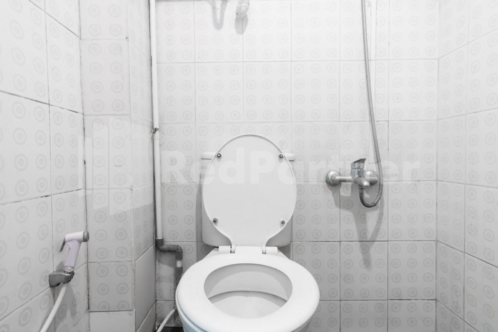 Teratai Guesthouse At Rs Adam Malik Medan Mitra Reddoorz Ngoại thất bức ảnh
